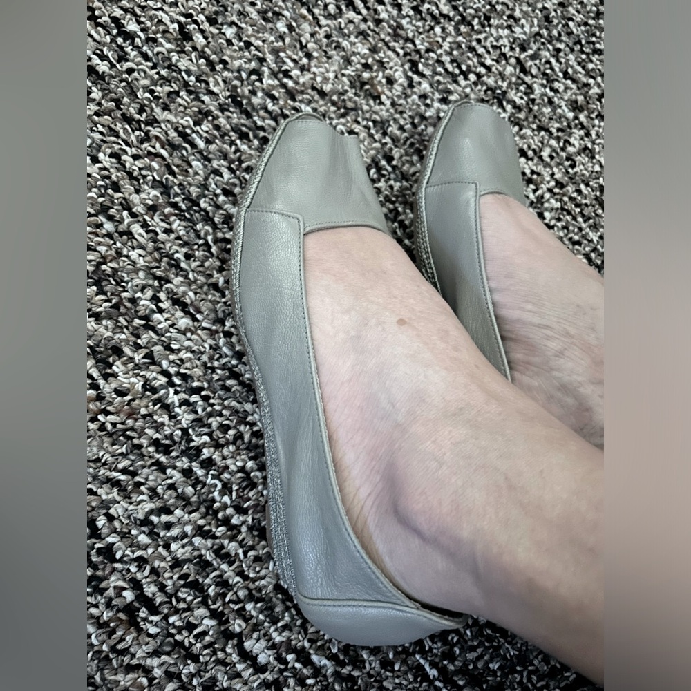 Zapatos bajos color gris, suaves, size 7/M, Tavon corrido